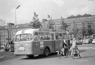831193 Afbeelding van een autobus op het Vredenburg te Utrecht; op de achtergrond het Jaarbeursgebouw (Vredenburg).